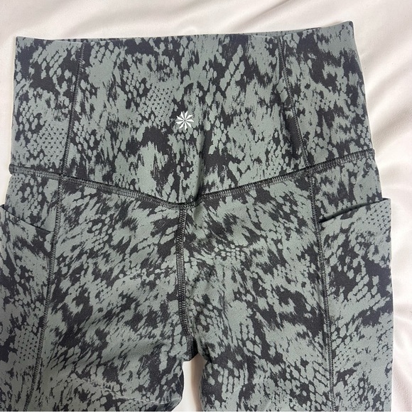 Athleta Salutation Stash Pocket II Printed 7/8 Snakeskin Black and gray sz XS TP - Picture 8 of 12